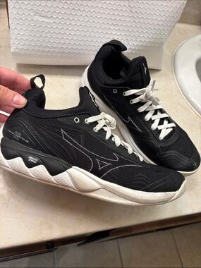 Mizuno Energy Men’s Black Athletic Sneakers with White Soles Size 8.5